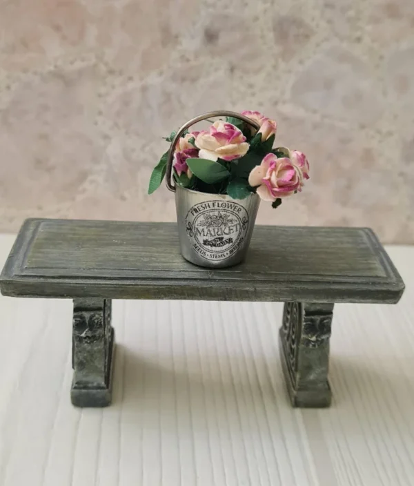 Dollhouse Miniature Metal Roses Bucket, 1/12 scale - Imagen 3