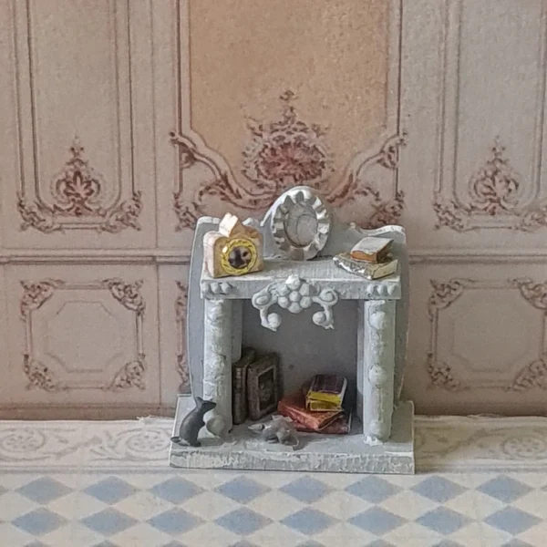 Dollhouse Miniature Decorated Fireplace with tiny mice, 1/48 scale - Imagen 2