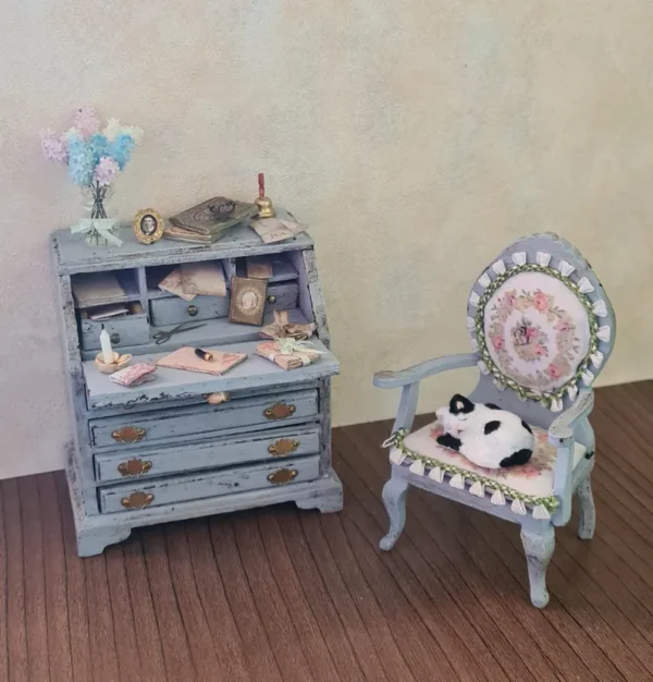 Dollhouse miniature writter desk with chair, 1/12 scale - Imagen 3