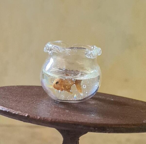 Dollhouse Miniatures Fish in a Glass Bowl with stand, 1/12 scale