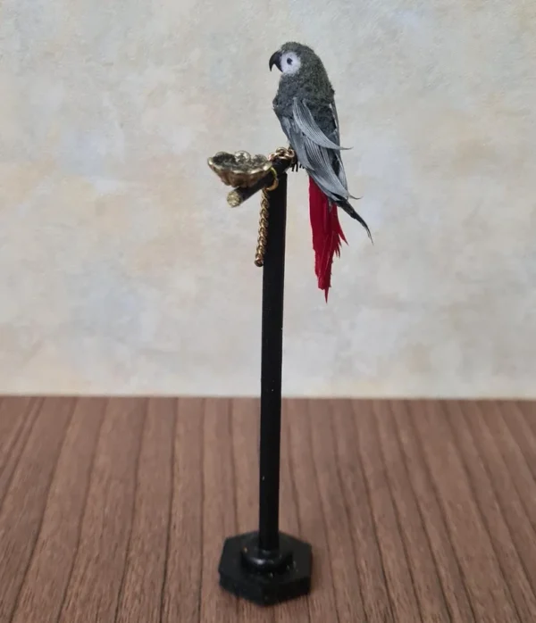 Dollhouse Miniatures Parrot with stand, 1/12 scale - Imagen 3