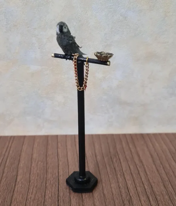 Dollhouse Miniatures Parrot with stand, 1/12 scale - Imagen 2