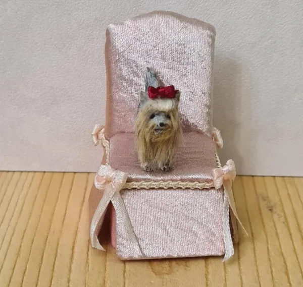 Dollhouse Miniature Yorkshire Dog, 1/12 scale - Imagen 3